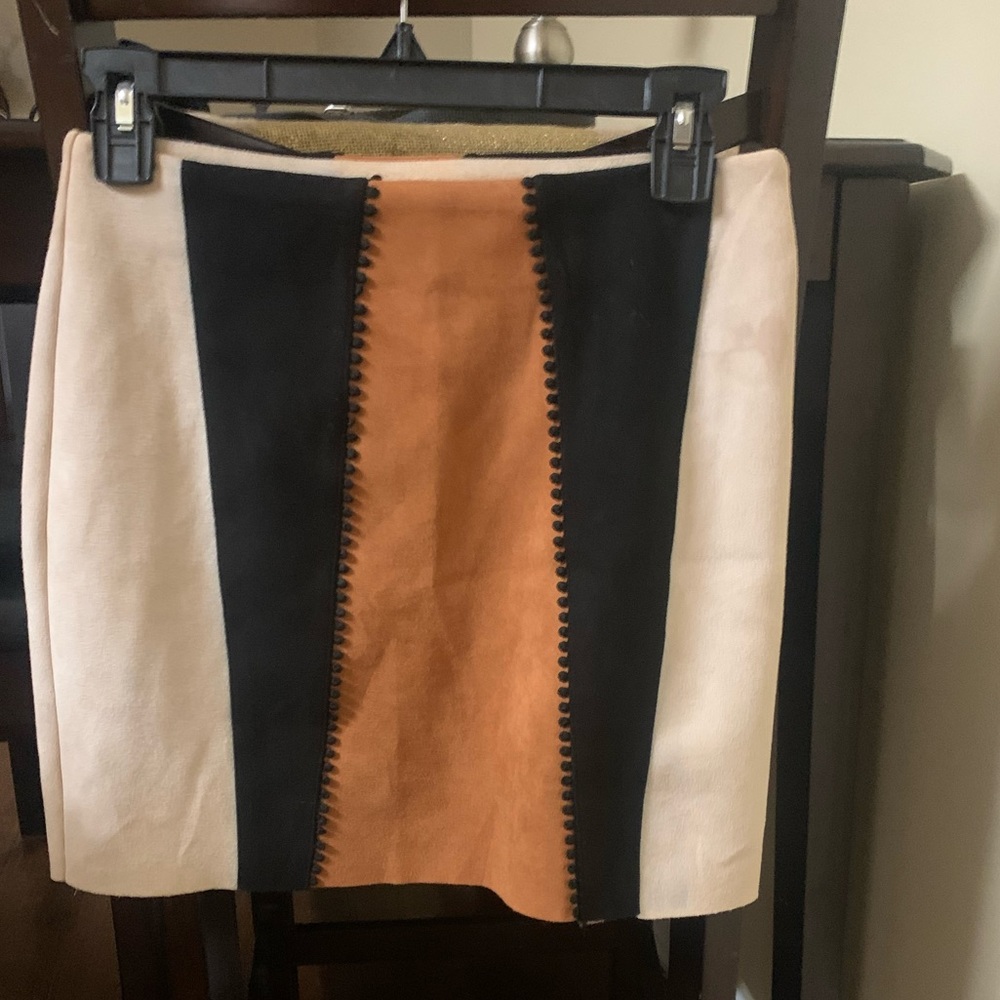 LE LIS Collection color block suede mini skirt